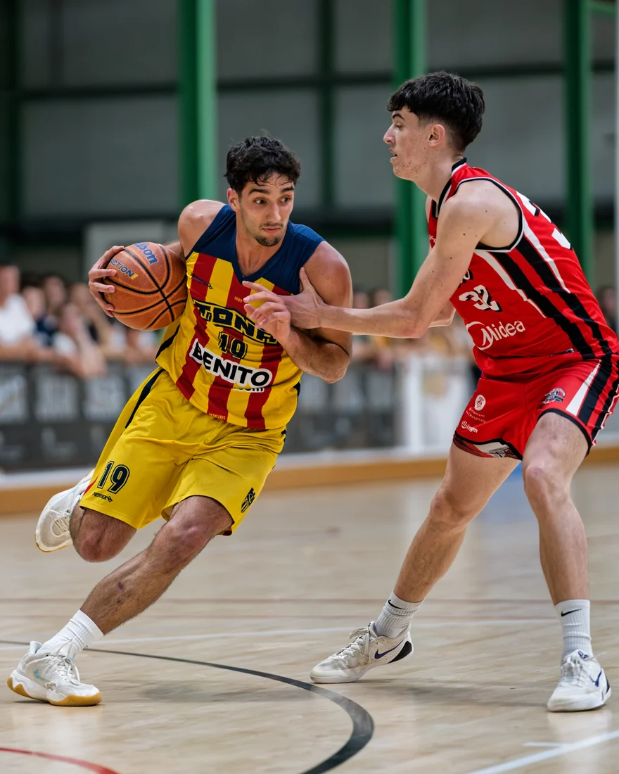 Un atac del CB Tona durant el partit