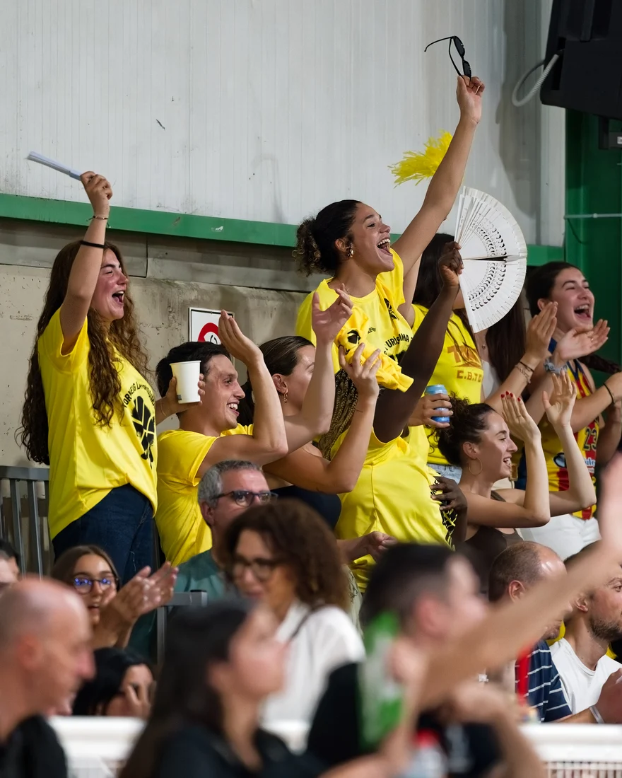 L’afició del CB Tona animant des de la grada